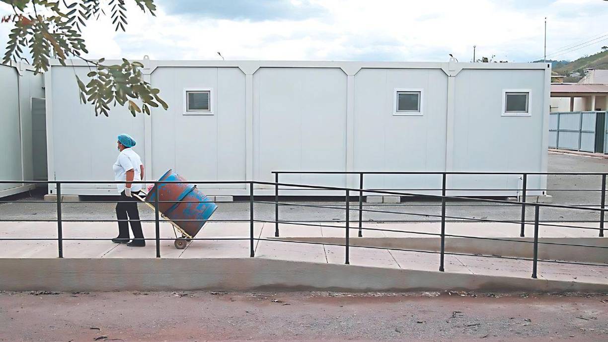 <b>El hospital móvil de Juticalpa, en Olancho fue inhabilitado en noviembre del año pasado y se destinó como bodega debido a daños en el generador. “Ha quedado inhabilitado producto de daños en el generador, se dañaron unas turbinas y no se pueden adquirir en este país los repuestos”, indicó entonces el administrador del Hospital San Francisco de Juticalpa, Ulises Fiallos.</b> 