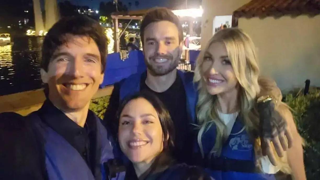 “En uno de esos momentos él se me acerca y me pide mi contacto, yo le paso mi Instagram y ahí él me envía mensajes porque quería drogarse, él ya estaba drogado, creo que se iba a un concierto”, contó. “Nos juntamos. Él me mostró un poco de su música, de la que iba a sacar adelante. Nos tomamos unos ‘shots’ de whisky”, expresó sobre la forma en la que conoció a Liam Payne.