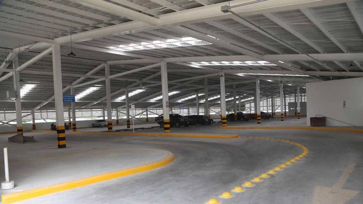 El mercado cuenta con parqueo techado.