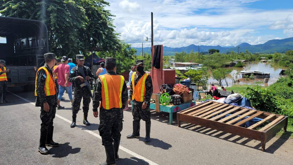 Se han ubicado a la orilla de la calle, en la carretera CA-5. Al fondo se puede ver cómo algunas pequeñas viviendas ya están tapadas por el agua,