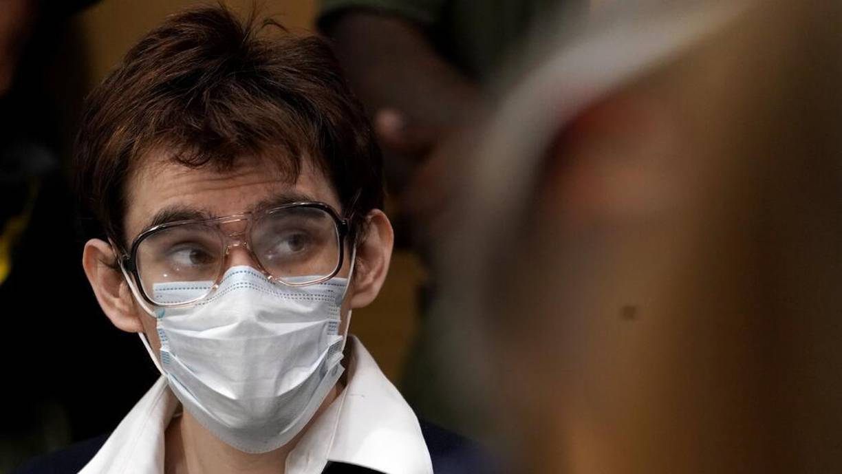 El acuerdo también otorga a Borges los derechos para usar el nombre de Cruz en películas, libros y otros medios. Cruz, actualmente cumpliendo cadena perpetua, tiene prohibido lucrar con sus crímenes y debe obtener el permiso de Borges antes de participar en cualquier entrevista. 