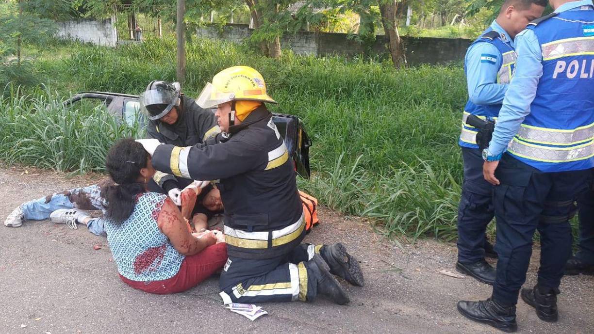 Luego se hicieron presente miembros del Cuerpo de Bomberos para brindar asistencia a los heridos y lesionados.