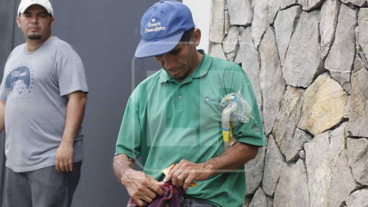 Pablo Orellana reclamba este jueves en la morgue de San Pedro Sula los cuerpos d sus hijos.