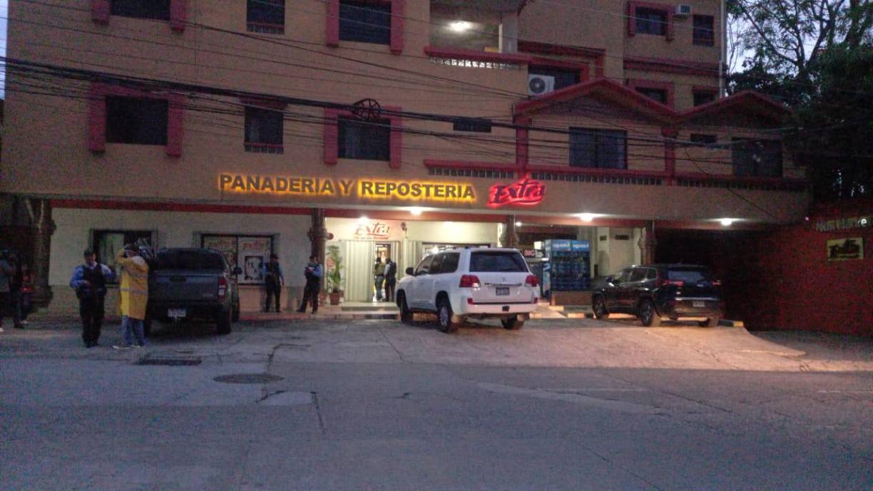 La esposa del narco hondureño Magdaleno Meza fue acribillada a balazos dentro de la panadería Extra en el barrio Río de Piedras de San Pedro Sula.