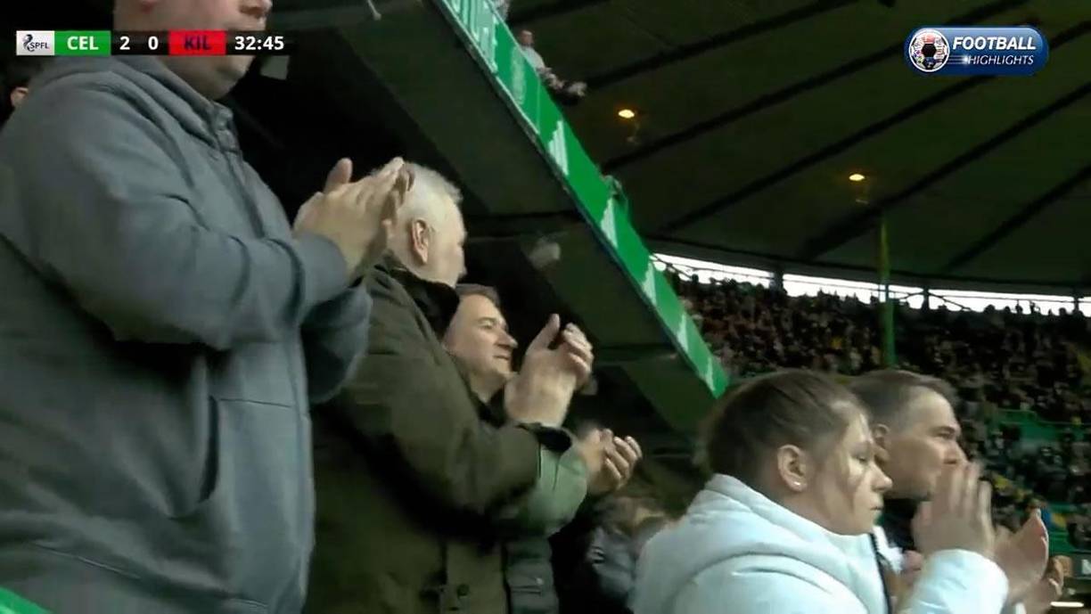 Todos los aficionados presentes en el Celtic Park se pusieron de pie para aplaudir el golazo de Luis Palma.
