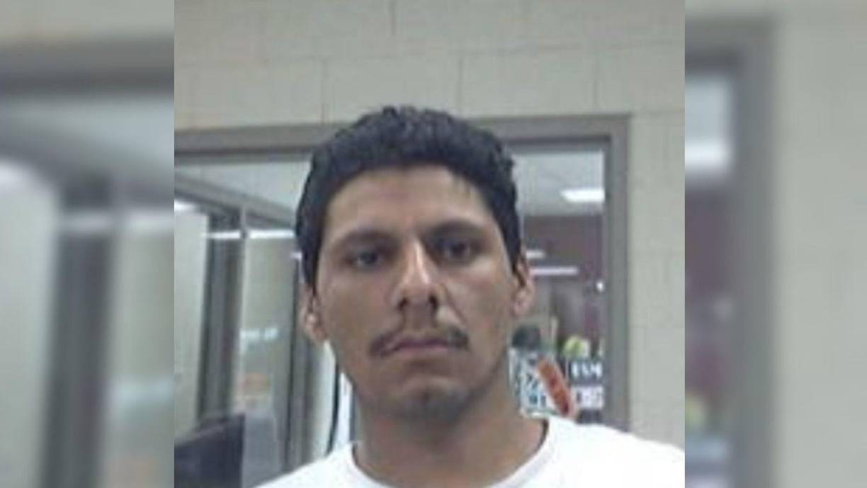  Los investigadores habían interrogado a Lamar Nava y le habían informado que estaban buscando a su esposo y que había una orden de arresto en su contra.