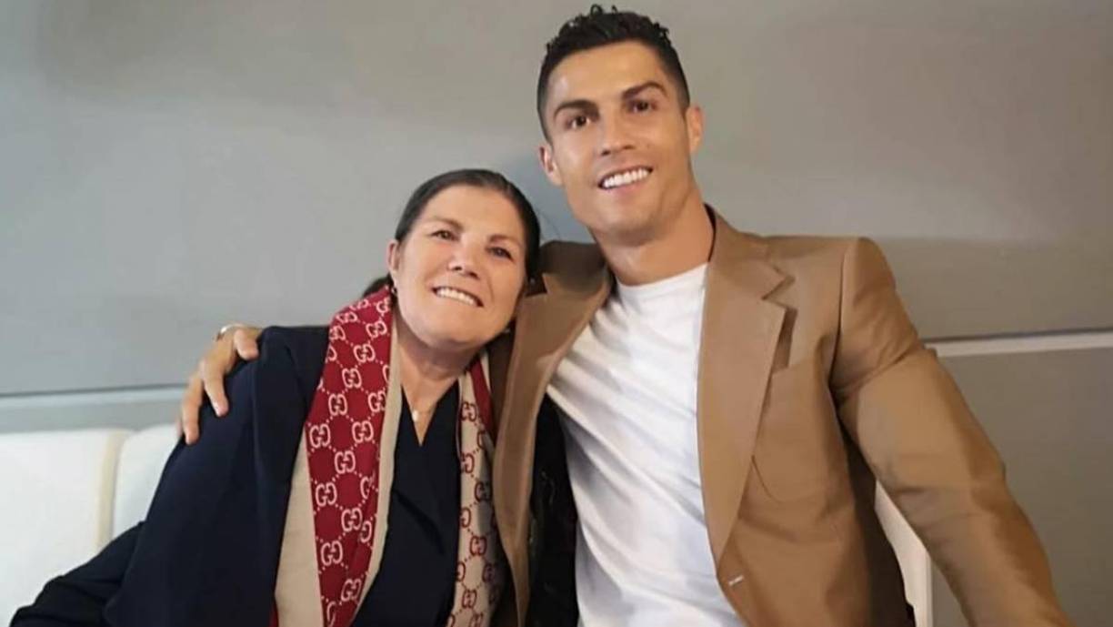 “Todo es mentira. Todas las parejas discuten, pero lo que se ha escrito es mentira”, aseguró la madre de CR7.