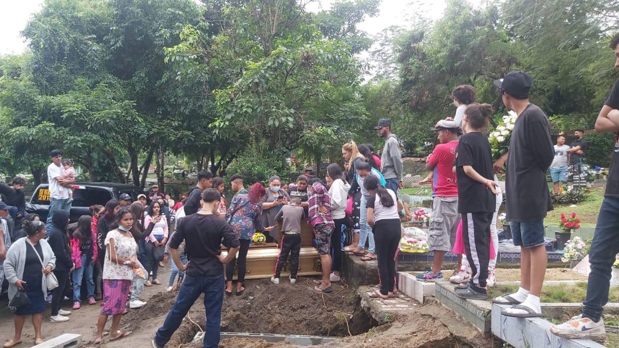 Esta mañana, bajo una suave llovizna, fue sepultado el niño de apenas 9 años de edad que murió luego de la explosión de un “tumbacasas” en San Pedro Sula, Cortés.