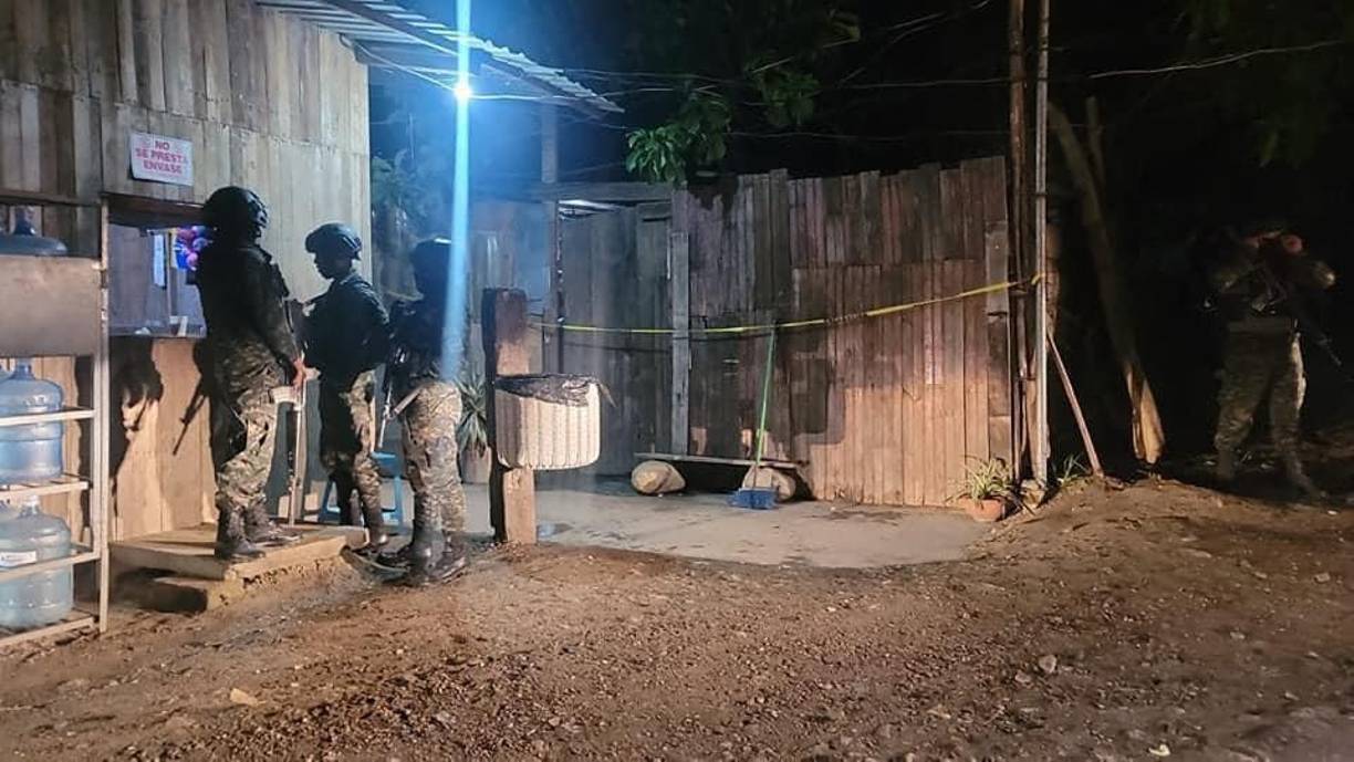 Los pobladores llamaron a las autoridades para alertar y al cabo de unos minutos varios miembros de la Policía Militar llegaron a la humilde vivienda de la víctima, construida mayormente con madera y láminas de zinc.