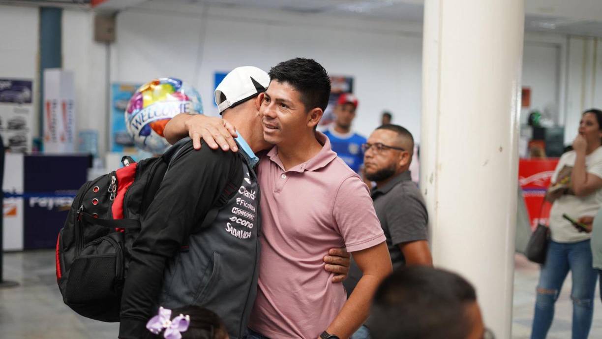 Su hermano también estuvo presente en el aereopuerto y se dieron un tremendo abrazo. 