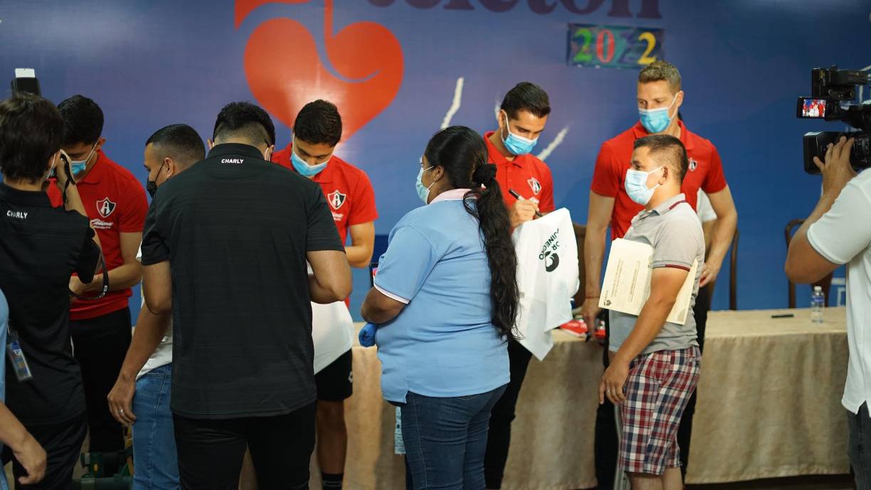 Los jugadores del Atlas compartieron en la Fundación Teletón. 
