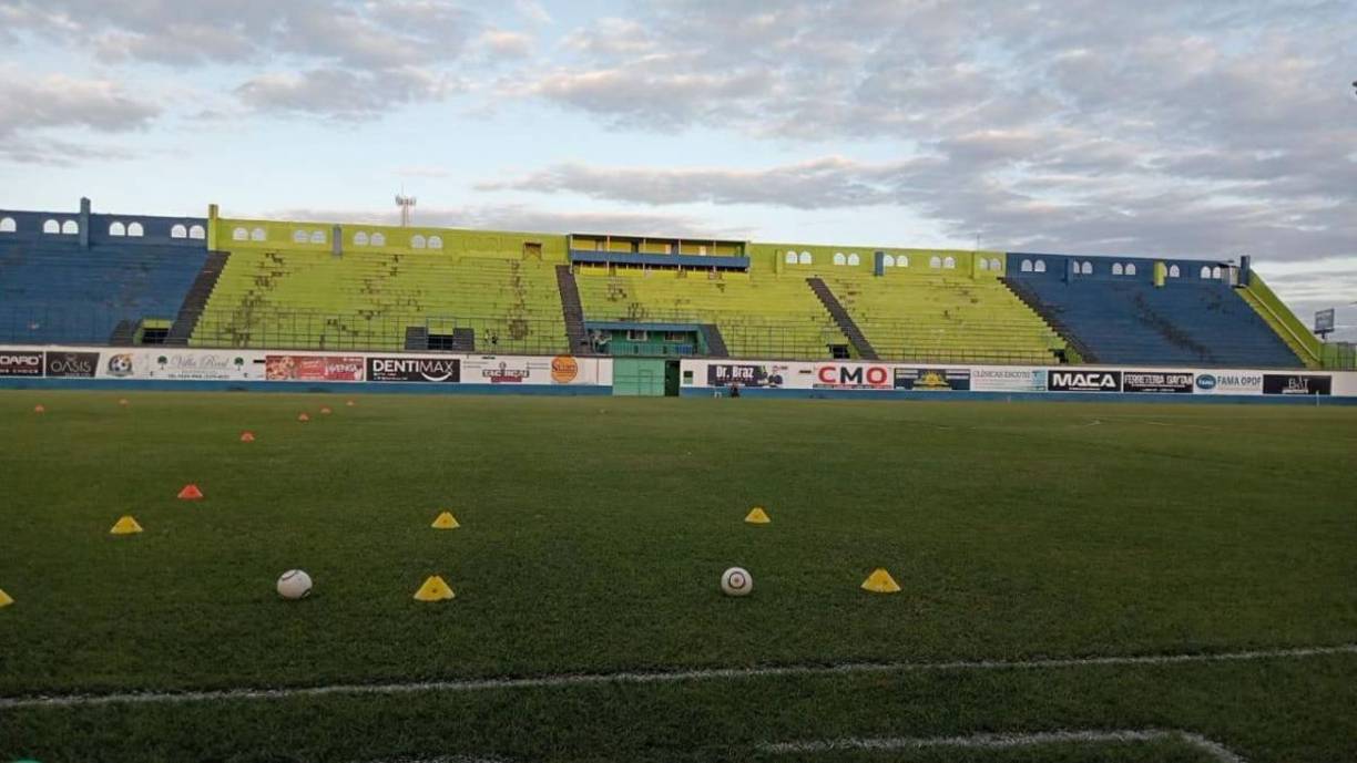 En este escenario juega sus partidos de local los Potros del Olancho FC en la Liga Nacional y el Juticalpa FC en la Segunda División. Así estaba la cancha antes del concierto.