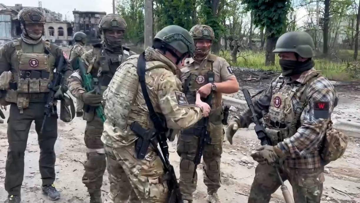El volcánico multimillonario, de 62 años, con la cabeza rapada y rasgos duros, se rebeló el 24 de junio contra el ministro de Defensa, Serguéi Shoigú, tras acusarlo de haber ordenado el bombardeo de bases de Wagner en la retaguardia del frente de Ucrania.