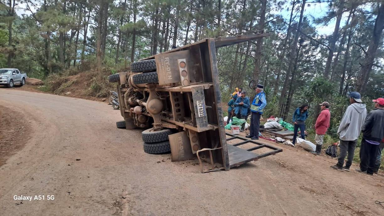 La medida se intensificará luego que hoy miércoles un camión que trasladaba a unos 80 cortadores de café se accidentó en una carretera de tierra que conduce hacia Belén Gualcho, a la altura de la comunidad de Jimilile, jurisdicción de Corquín, en la zona sur del departamento de Copán.