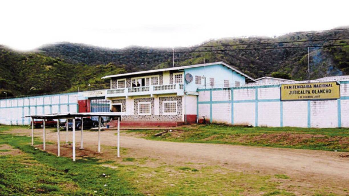 Horas después del triple asesinato, la Policía Nacional comenzó a escuchar el relato de testigos que revelaron el nombre de la persona que habría cometido el atroz crimen.