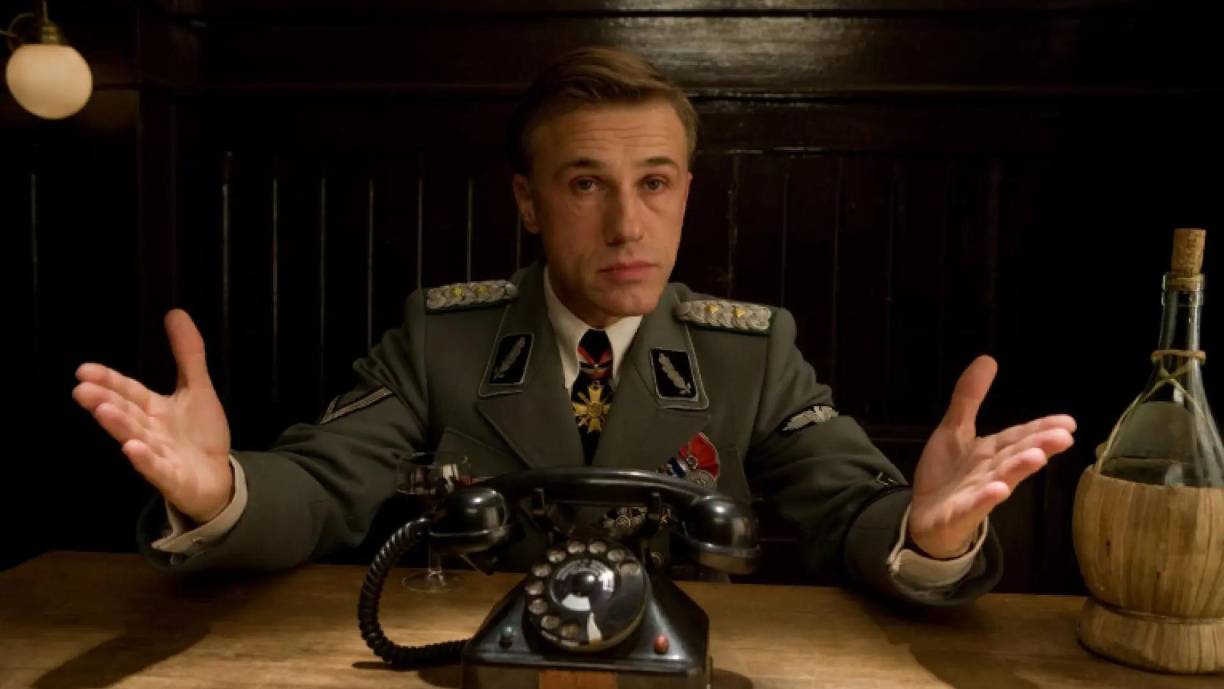A sugerencia de Ryan Reynolds, el irreverente Deadpool, Corrin también estudió al Hans Landa, el oficial nazi de la película de Quentin Tarantino ‘Inglourious Basterds´, que fue interpretado por Christoph Waltz, un personaje “tan espeluznantemente carismático y encantador como malvado”, dijo.