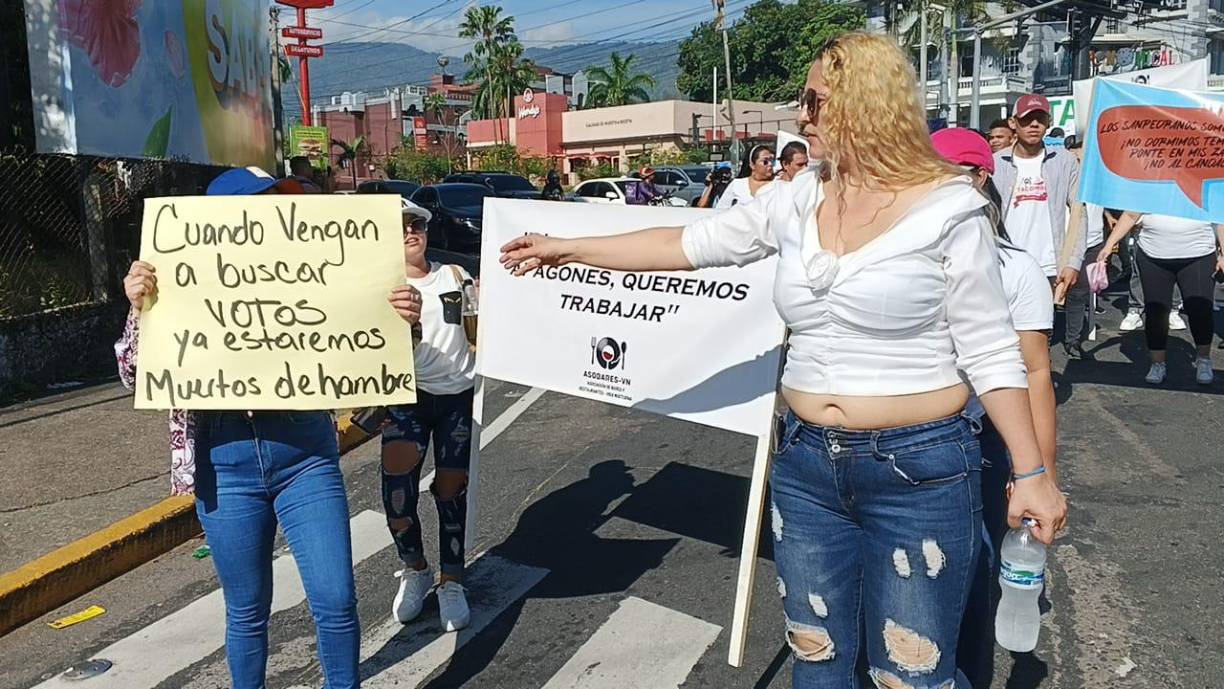 ”Cuando vengan a buscar votos, ya estaremos muertos de hambre”, se lee en una de las pancartas que llevaba una manifestante. 
