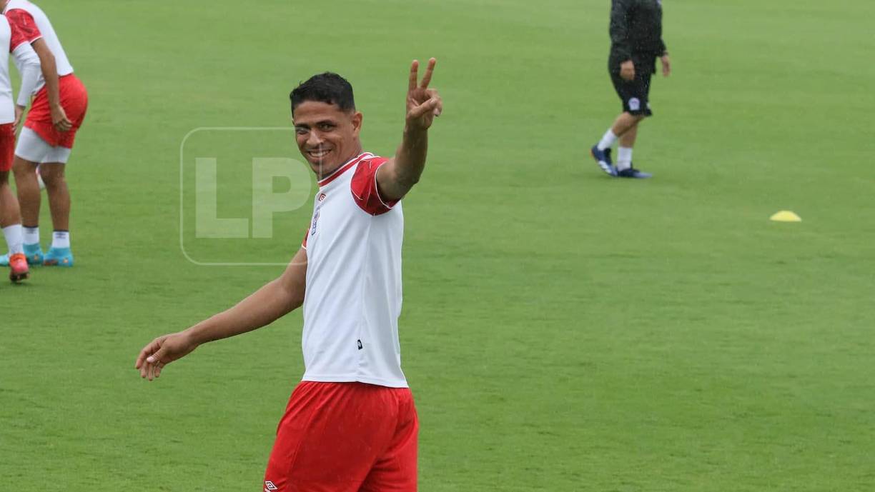 Juan Pablo Montes fue el último futbolista que se hizo presente al Centro de Alto Rendimiento José Rafael Ferrari. Beckeles le hizo la broma que debía de pagar “una multa de 500 lempiras.”