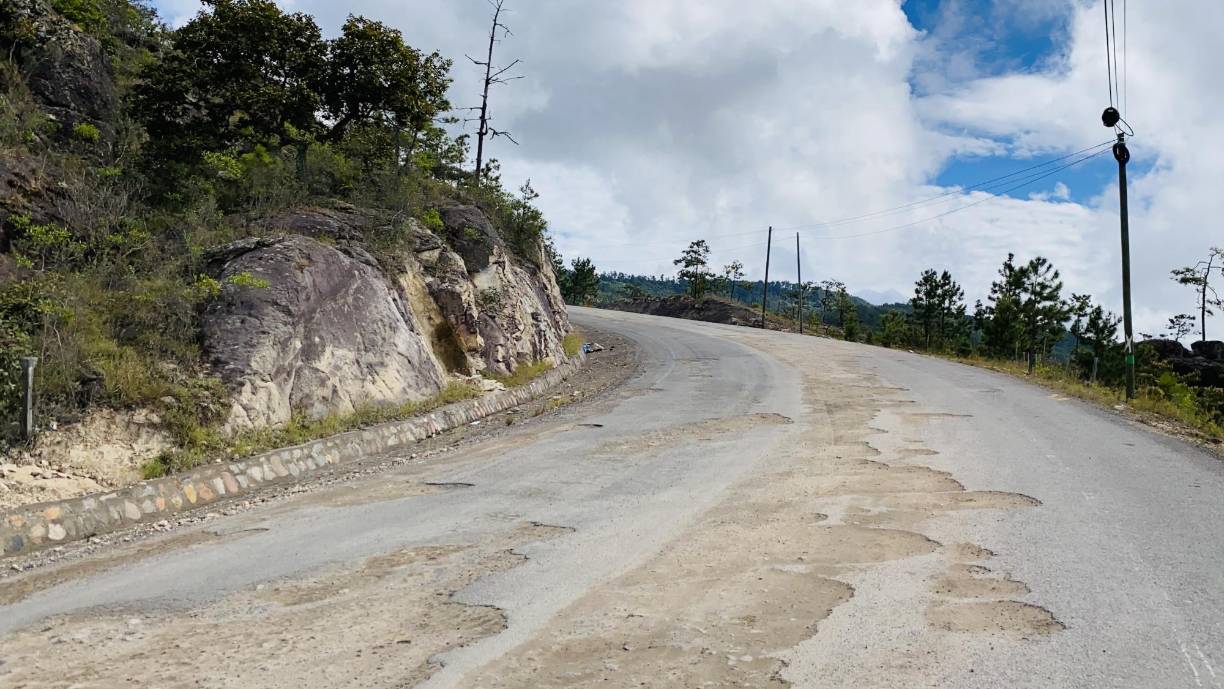 Los viajeros transitan con dificultades debido a las condiciones precarias de las carreteras. Los constantes baches por la falta de mantenimiento convirtieron los desplazamientos en un desafío arriesgado.