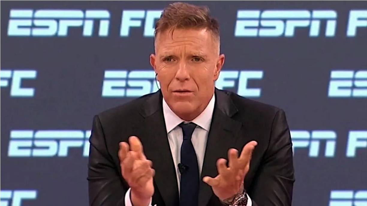 “Me hizo acordar a Leónidas cuando le dijo al persa ‘esto es Esparta’, lo pateó en el pecho y lo tiró a un aljibe. A mí no me patea el pecho nadie. ‘¿Esto es fútbol?’ Esto también es fútbol. Tengo los huevos grandes como un Fiat 600 y tengo 432 espadas en mi espalda. Me decís ‘¿esto es fútbol?’ Neura también es fútbol”, añadió sobre Closs.