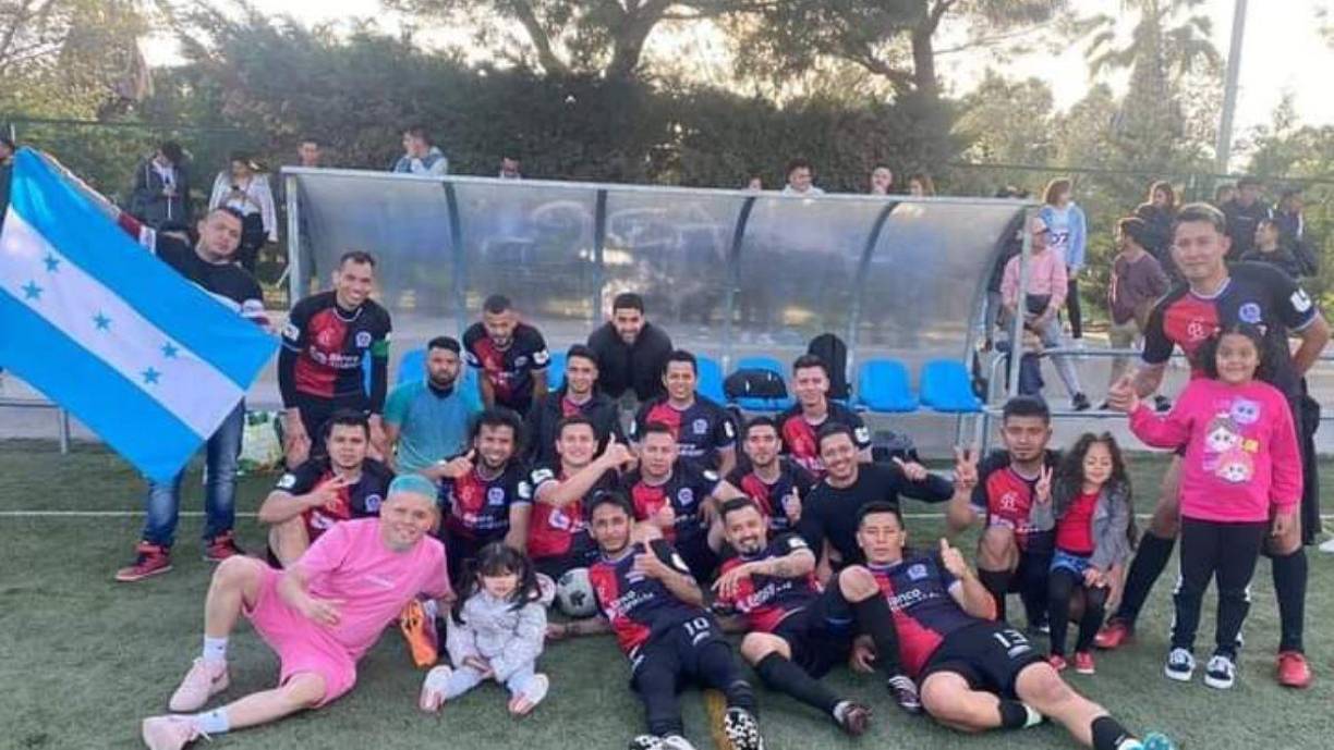 Son varios los compatriotas que radican en España. En sus ratos libres juegan al fútbol.