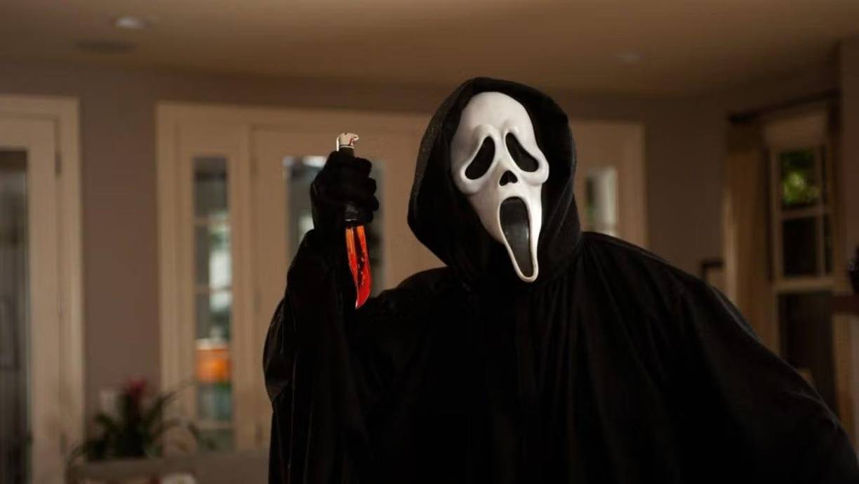 Scream - El tonto, pero asesino personaje denominado “Scream” es uno de los más divertidos de representar. Su máscara las puede encontrar en muchos lugares donde venden productos temáticos. De ahí, solo necesitará su traje negro que cubre todo su cuerpo. 