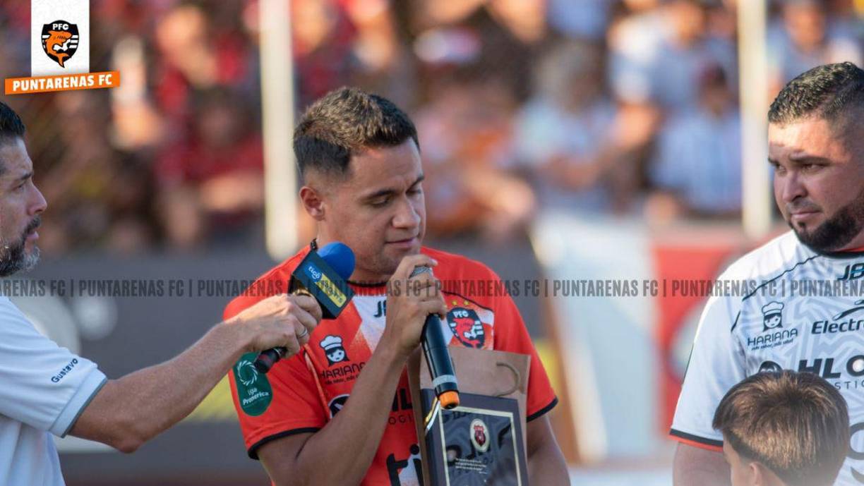 “Agradecerle a mi esposa Alejandra, a mis hijos y a mi papá, Aníbal Rojas que está aquí. Papá, te digo, volveremos más fuertes, tengo fe, Dios es bueno y esto es algo bonito, que vos te des cuenta de que aquí al Ro-Ro lo quieren. Bendiciones para todos, gracias”, expresó con la voz quebrantada.