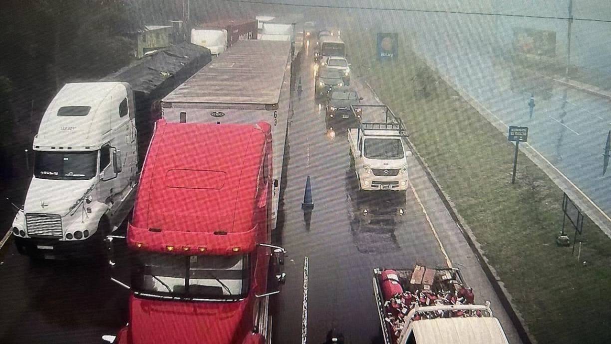 Las cámaras del 911 captaron las largas filas de vehículos en la zona.