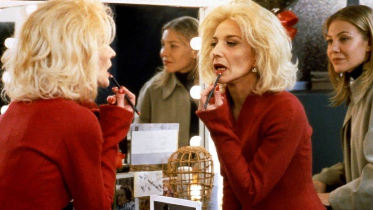 Todo Sobre Mi Madre (1999): En este aclamado drama, Paredes da vida a Huma Rojo, una actriz de teatro cuya vida se entrelaza con la de la protagonista. La película, ganadora del Óscar a la Mejor Película Extranjera, es un reflejo del talento de Paredes para encarnar personajes complejos y profundos. Puedes verla en Mubi, Netflix y Movistar Plus+.