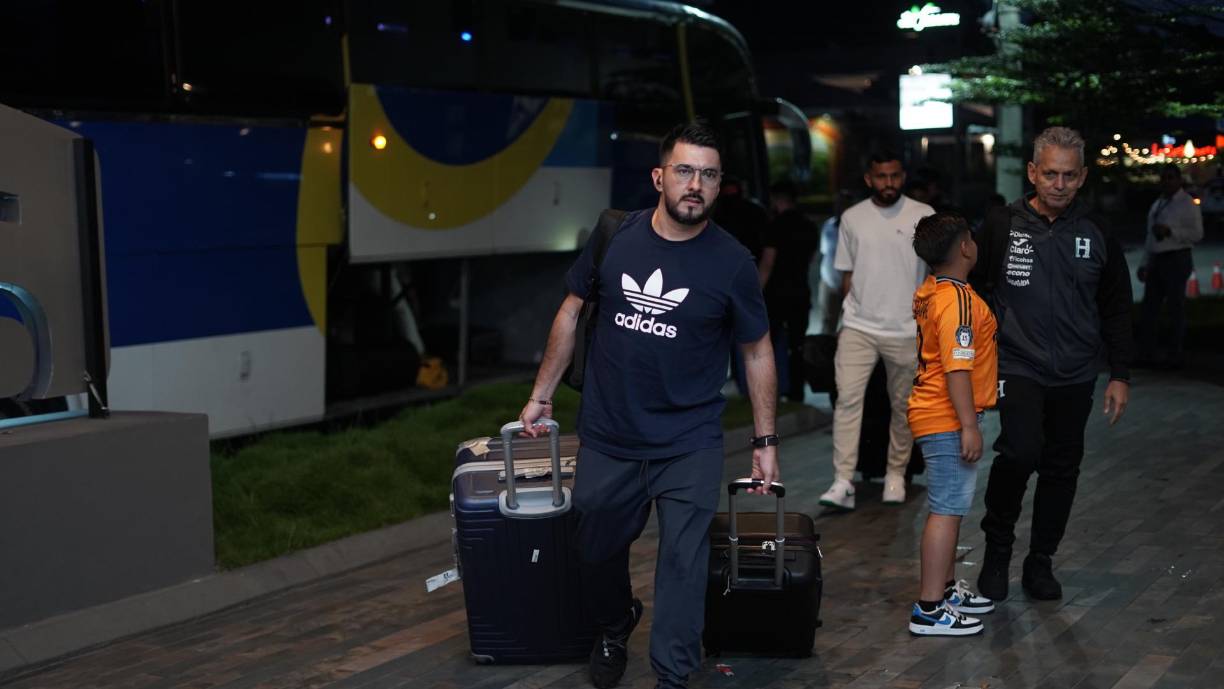 Miembros del cuerpo técnico y jugadores empezaron a arribar este domingo a San Pedro Sula para la concentración a días de la serie ante los aztecas.
