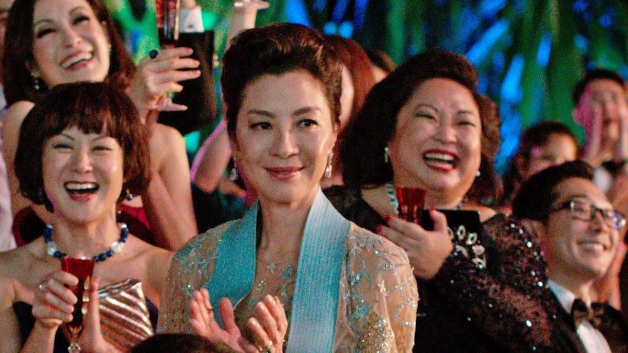 'Crazy Rich Asians' o 'Locamente Millonarios' en español la puedes ver por renta en YouTube y otras plataformas. Esta producción fue un éxito tanto con audiencias y críticas por su temática al abordar las diferencias entre las personas con origen de Asia del Este con las nacidas en Estados Unidos.