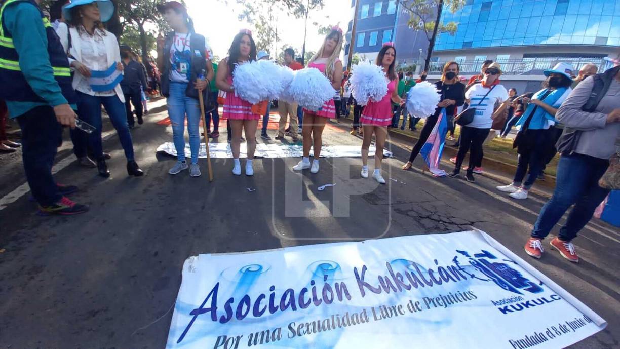 Pese a la negativa de algunos sectores, estos grupos marcharon y acuerparon a la Resistencia Popular, en el bulevar Morazán, de Tegucigalpa. 