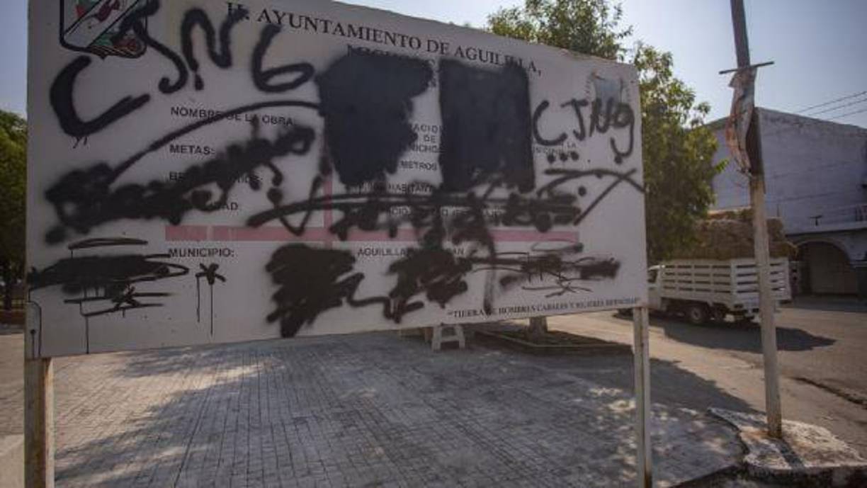 En la parte de atrás de una de las lonas estaba el nombre "Operativo Barredora", y la organización firmaba las lonas con las palabras "Atte. Operativo Barredora CJNG".