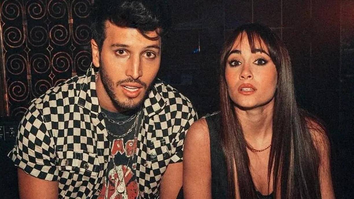 Fue en noviembre que Sebastián Yatra confirmó el fin de su relación sentimental con la cantante española, Aitana. “Nos queremos un montón. Somos y seremos grandes amigos de la vida. En este momento los dos estamos solteros, andamos cada quien viviendo su propio camino, pero la quiero muchísimo y vivimos una historia muy bonita este año”, declaró. Mientras tanto ella, se limitó a decir a los medios que siguen siendo amigos y que no hablará más del tema. Cabe mencionar que la pareja nunca confirmó oficialmente su noviazgo, que se dice duró dos años. Causando sorpresa por la pública separación.
