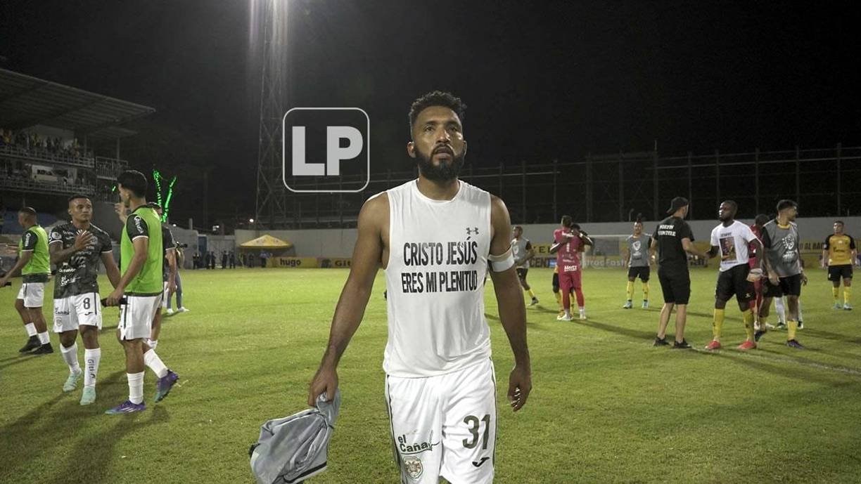 Reinieri Mayorquín y el mensaje de su camiseta tras el final del partido.