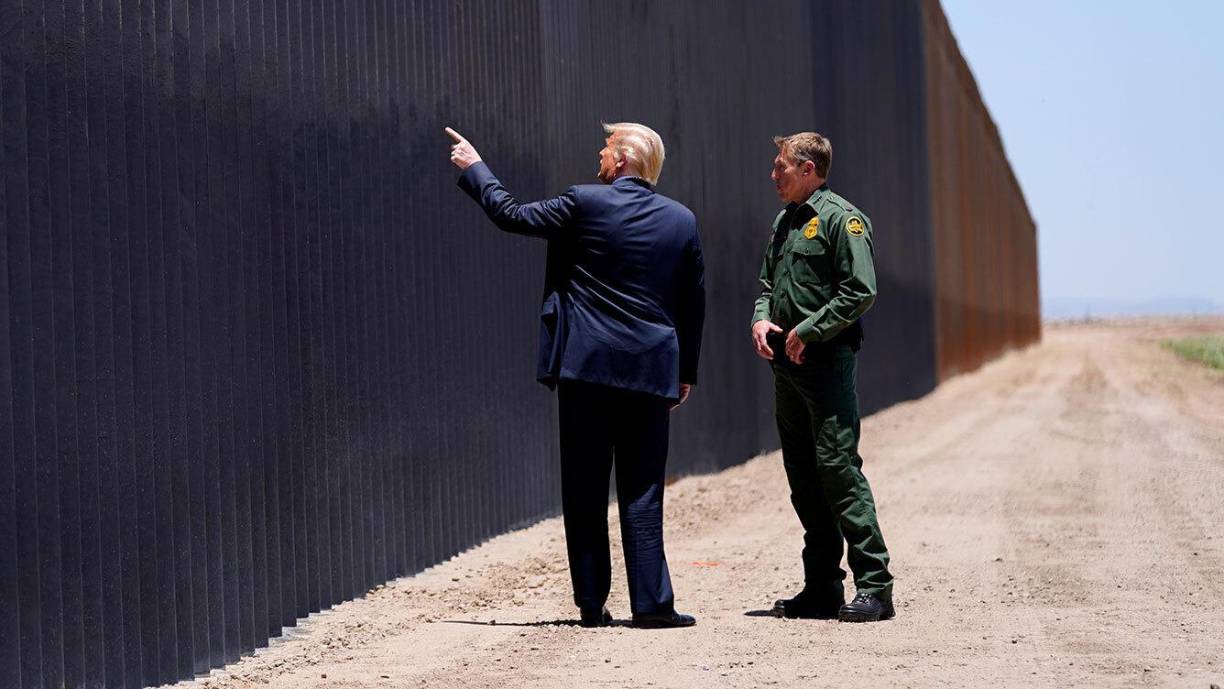 El presidente electo de EE.UU., Donald Trump, planea firmar este lunes 10 órdenes ejecutivas sobre migración, incluida una destinada a “cerrar” la frontera con México mediante el despliegue de militares, y otra para declarar a los carteles del narcotráfico como grupos terroristas.