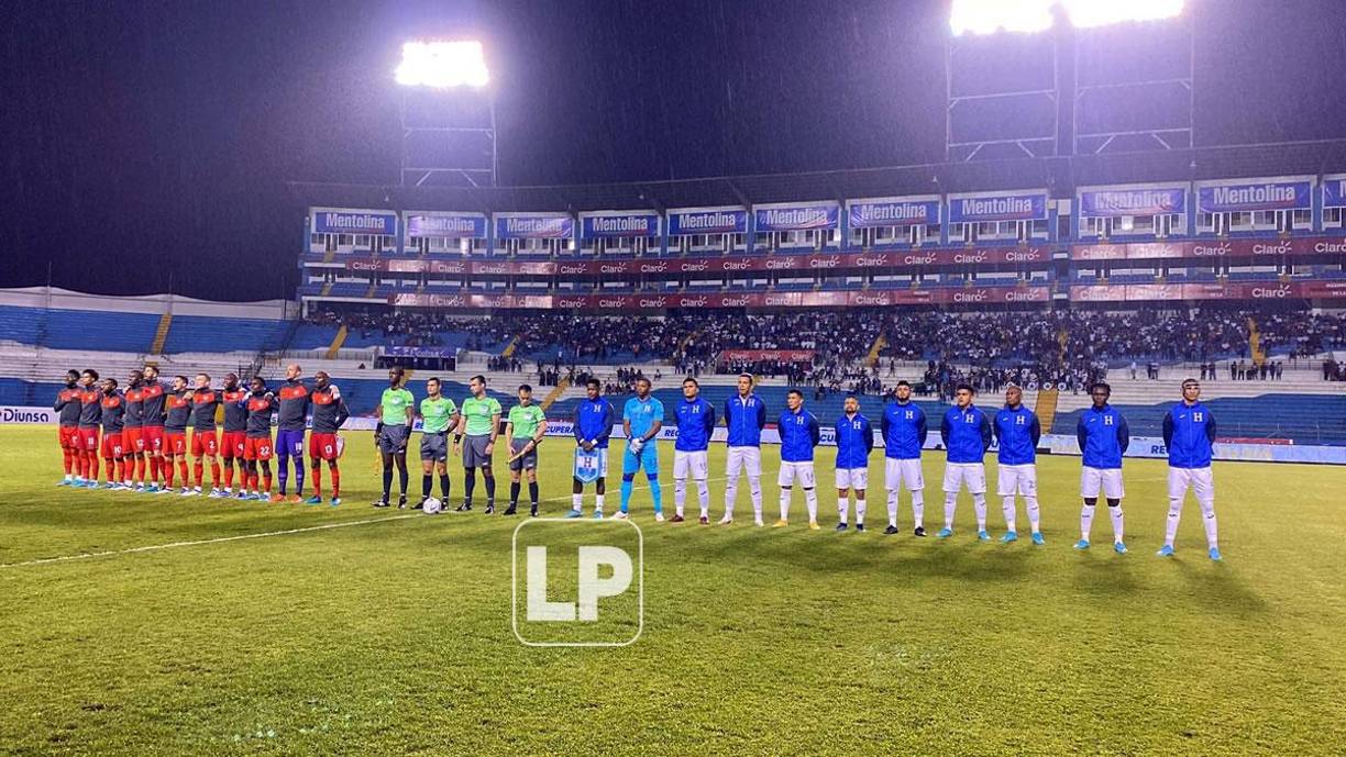 Los equipos titulares de Honduras y Canadá durante los himnos nacionales.