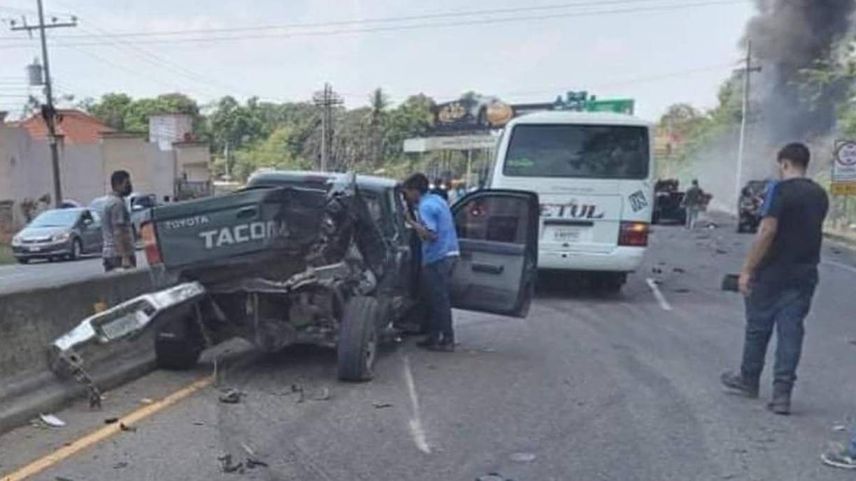 Fotos: Rastra sin frenos se “lleva” tres pick up en el peaje de Santa Cruz de Yojoa