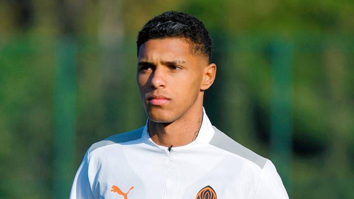 Real Madrid no pierde tiempo y comienza a planificar la próxima temporada. Se confirmó su primer fichaje para el próximo semestre y se trata del joven lateral brasileño Vinicius Tobias, quien llega procedente del Shakhtar de Ucrania. La idea del equipo merengue es que juegue año y medio en el Castilla (filial) y seguir su evolución para ver si puede dar el salto al primer equipo.