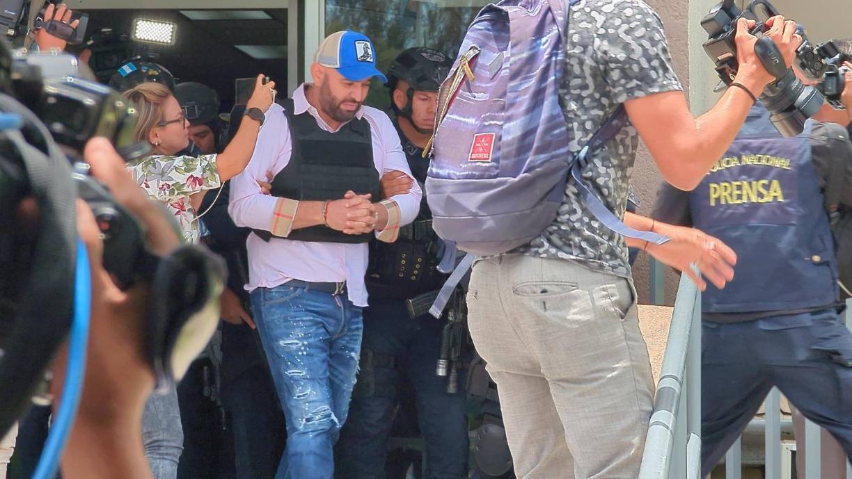 Cabe mencionar que la Fiscalía de Estados Unidos lo acusa de tráfico de drogas y uso de armas. 