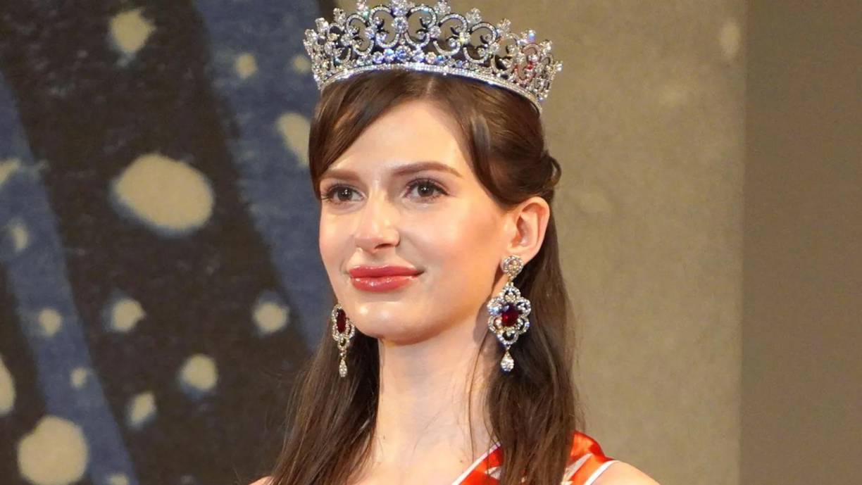 “Muchos japoneses, incluso gente que conozco, no están contentos con la elección de Miss Japón. Si la gente sigue evaluando el carácter japonés basándose en sus raíces y ve sólo a aquellos con sangre japonesa pura como propios, en lugar de abrazar el multiculturalismo, Japón se quedará sin japoneses”, expresó Magdalena Osumi en X.