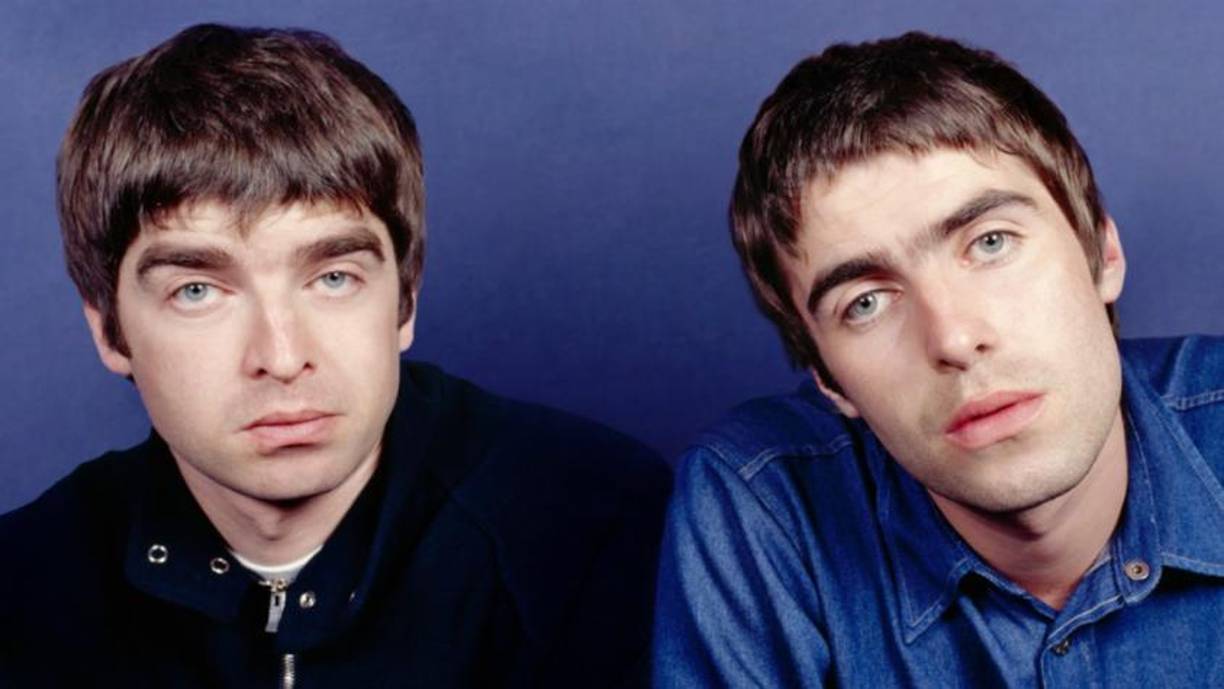 Los hermanos Gallagher anunciaron la gira el pasado agosto, coincidiendo con el 30 aniversario de la publicación de su disco debut, ‘Definitely Maybe’, que relanzaron en una edición especial que consiguió posicionarse como su octavo álbum número 1 en Reino Unido.