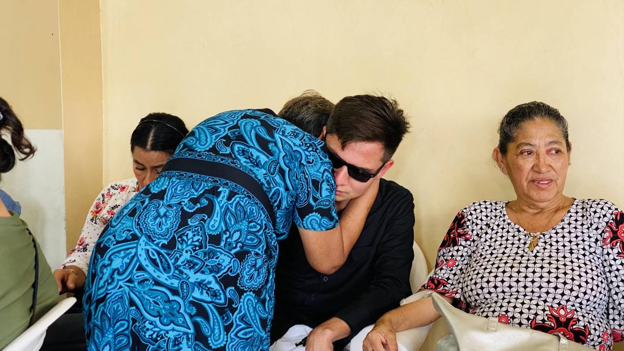 Familiares consuelan a uno de los hijos de Blanca Rosa mientras velan sus restos mortales en la funeraria municipal de Santa Rosa de Copán.