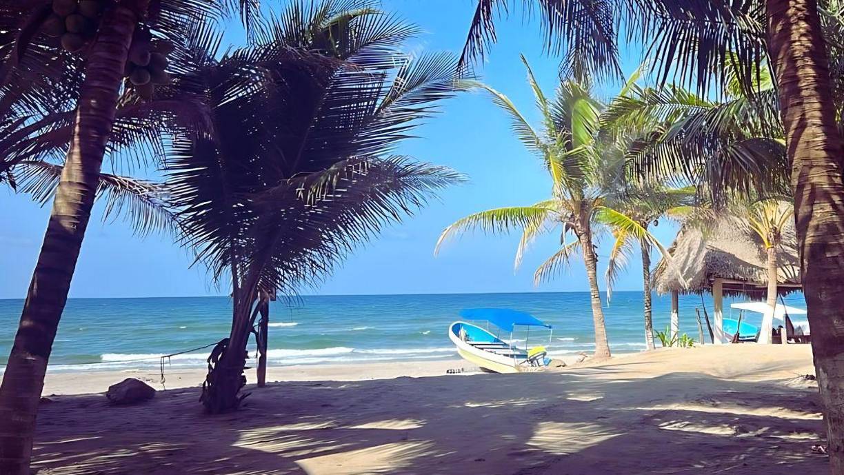Desde otro ángulo también se aprecia el retroceso del mar. El ambientalista Antal Borsock, uno de los principales conocedores de la Bahía de Tela había vaticinado que el azote del mar en Miami, Tela sería temporal. Había previsto que el fenómeno desaparecería en mayo, aunque se tomó dos meses más.