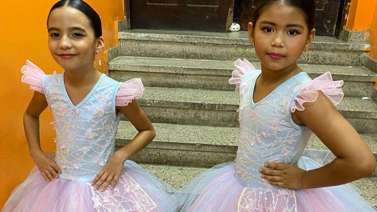 Las pequeñas Danna Sandoval y Angélica Sofía Castillo lucieron hermosas con sus vestidos de tul azul y rosa pastel. Ellas disfrutaron la noche en la que pudieron demostrar a sus padres el resultado de su esfuerzo y dedicación.