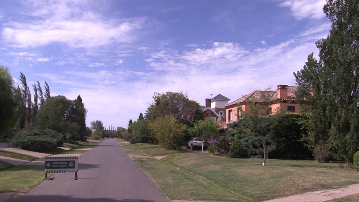 Kentucky Club de Campo, en Funes, las afueras de Rosario, es el lugar en donde descansa Messi al lado de sus familiares y amistades. 