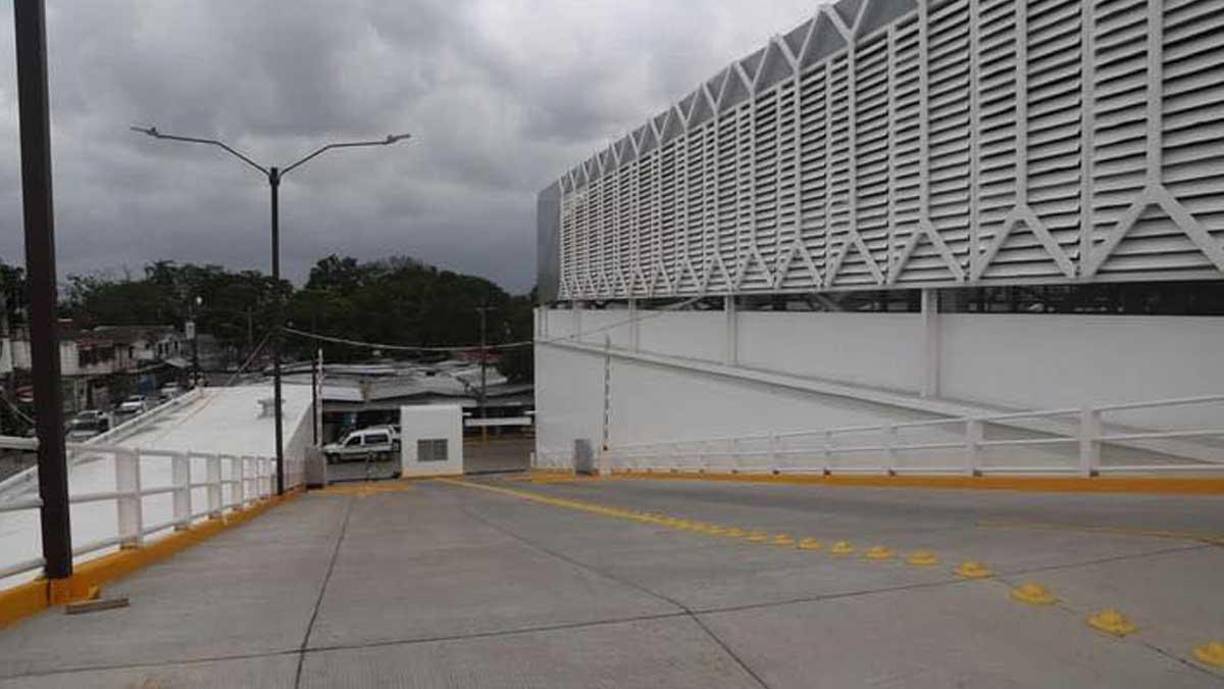 Además cuenta con farmacia, clínica, cooperativa y una agencia bancaria y parqueo para unos 80 vehículos. El director de Infraestructura aseguró que el mercado viene a dar todas las necesidades que pueda tener un mercado moderno en el país.