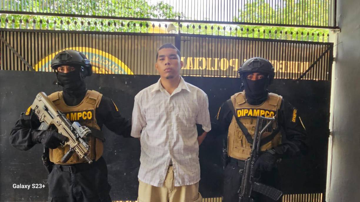 El detenido, conocido como "El Indomable", de 18 años de edad, ostenta el rango de "Homie", cabecilla de sector, y lleva aproximadamente seis años vinculado a la mencionada estructura delictiva. 