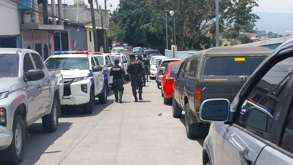 Una fuente policial también informó que el enfrentamiento se desató cuando agentes pretendían capturar a un líder de la pandilla Barrio 18. 