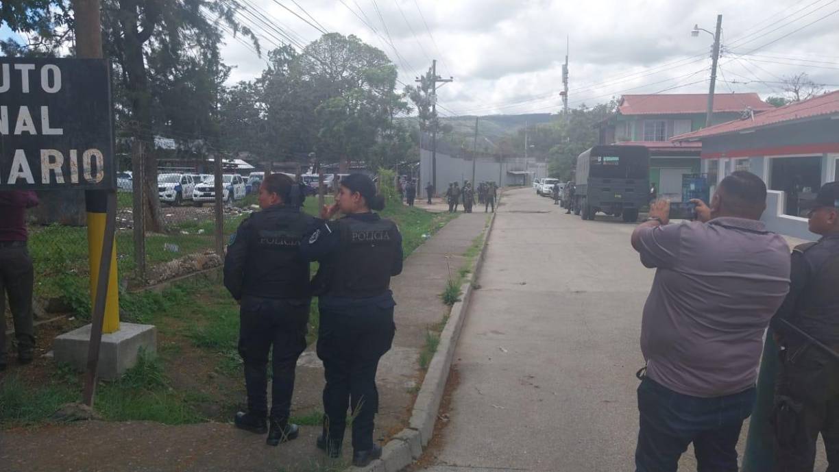 Según la mujer, las responsables de los hechos fueron reclusas de la pandilla 18, quienes ingresaron a las celdas, lo que originó el conflicto.